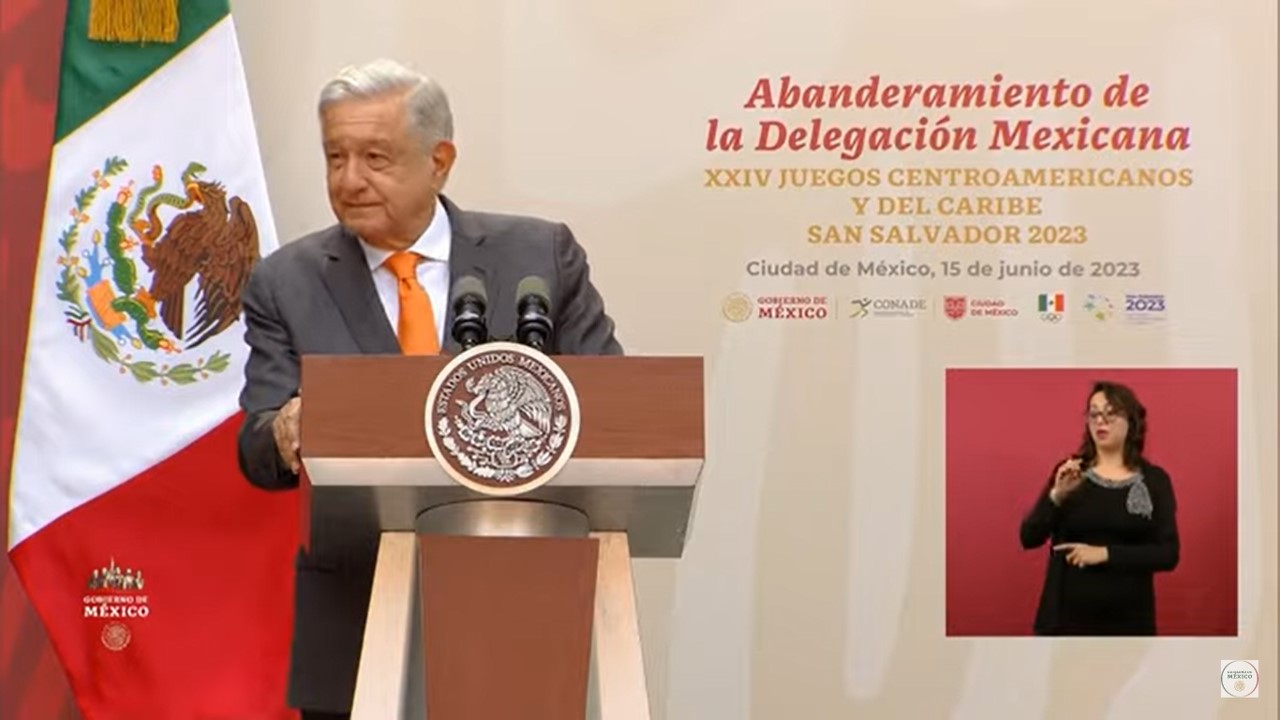 AMLO abandera Delegación que irá a Juegos Centroamericanos y del Caribe